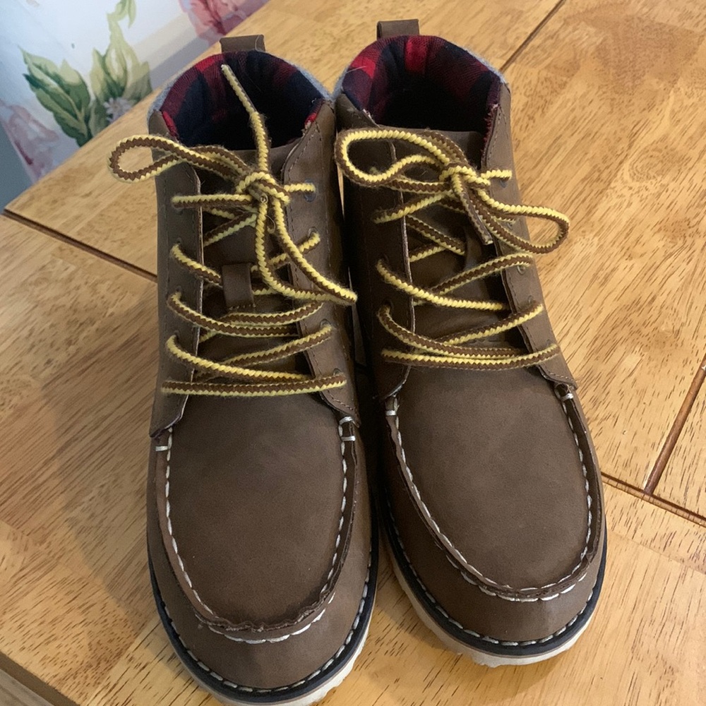 Size 2 Cat and Jack hiking boots - Picture 2 of 4